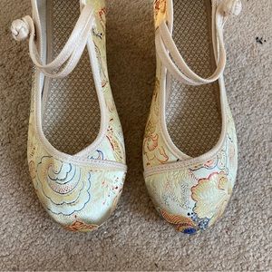 Embroidered flexible sole pump heeled shoes